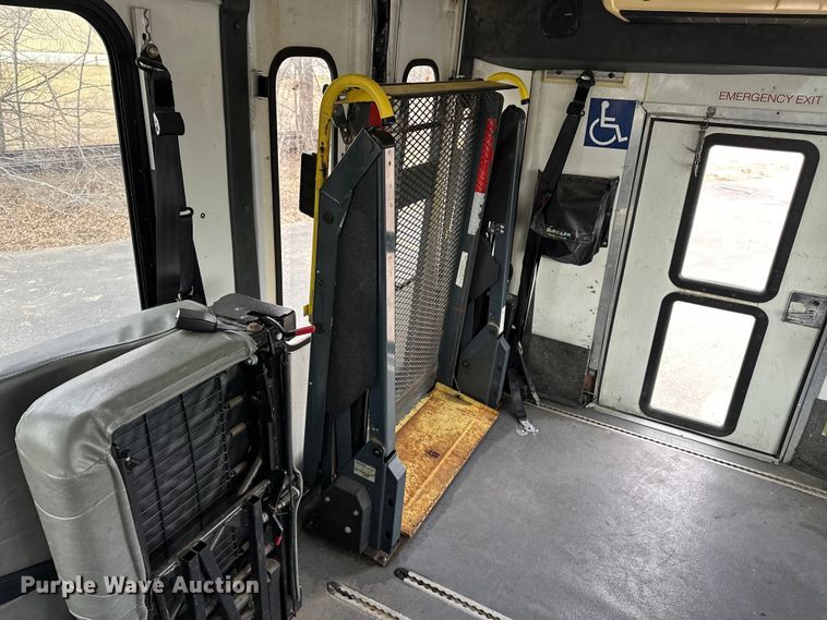 image for item OJ9926 2008 Ford E450 Super Duty shuttle bus