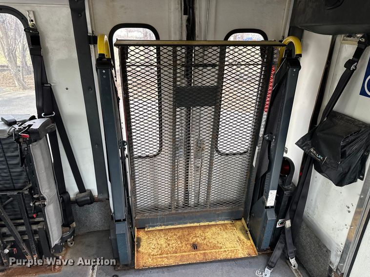 image for item OJ9926 2008 Ford E450 Super Duty shuttle bus