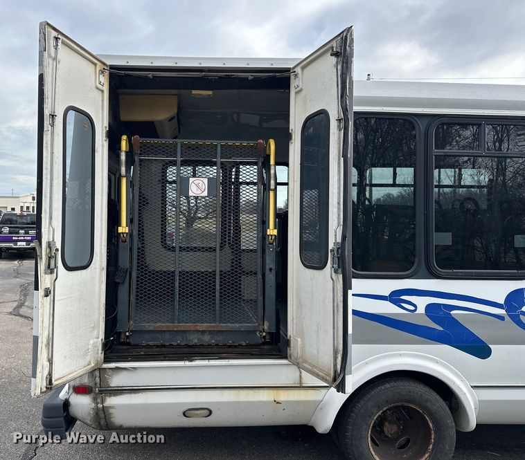 image for item OJ9926 2008 Ford E450 Super Duty shuttle bus