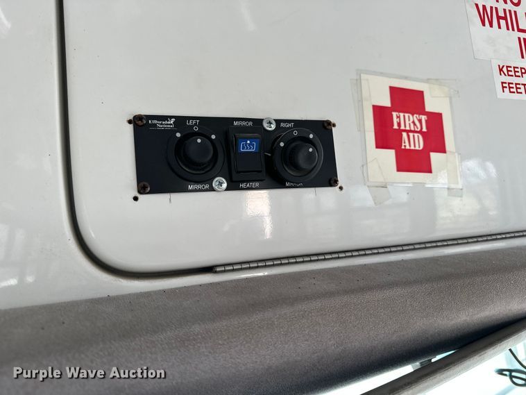 image for item OJ9926 2008 Ford E450 Super Duty shuttle bus