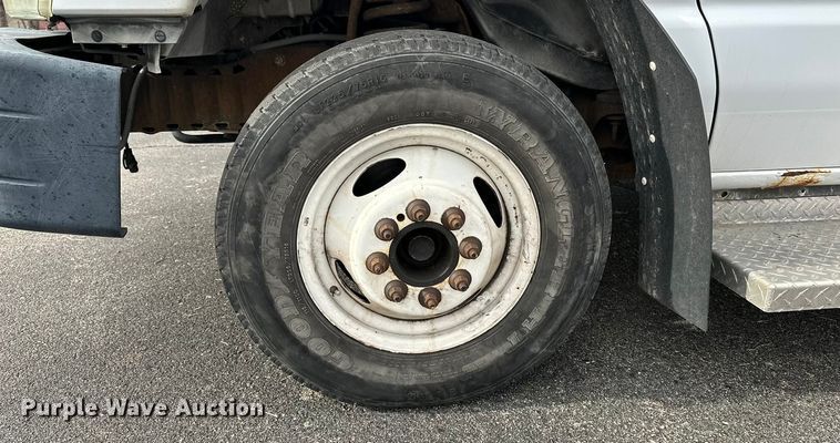 image for item OJ9926 2008 Ford E450 Super Duty shuttle bus