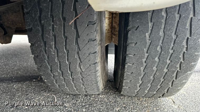 image for item OJ9926 2008 Ford E450 Super Duty shuttle bus