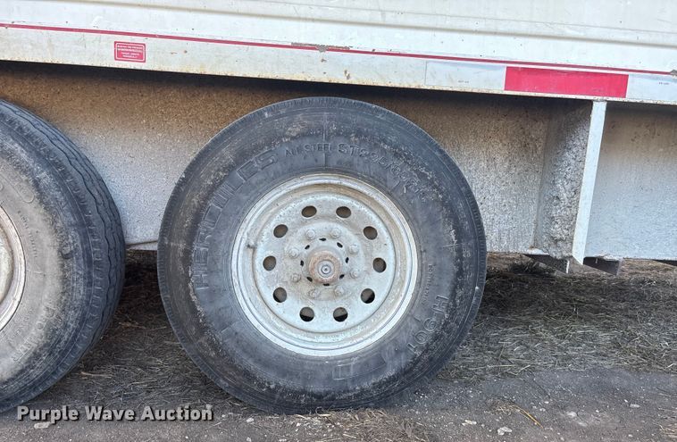 image for item DU6930 2014 Donahue SS-720-4N livestock trailer