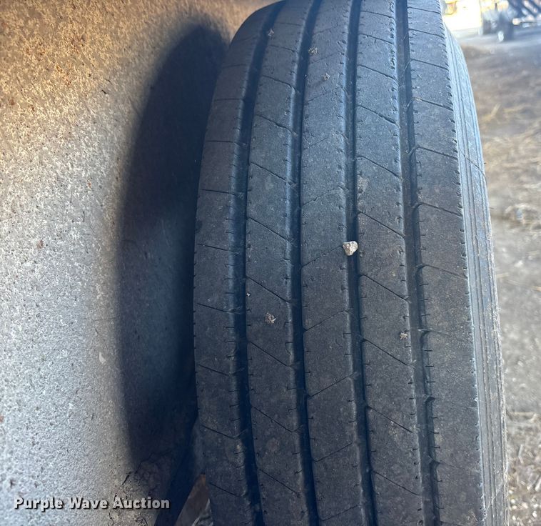 image for item DU6930 2014 Donahue SS-720-4N livestock trailer