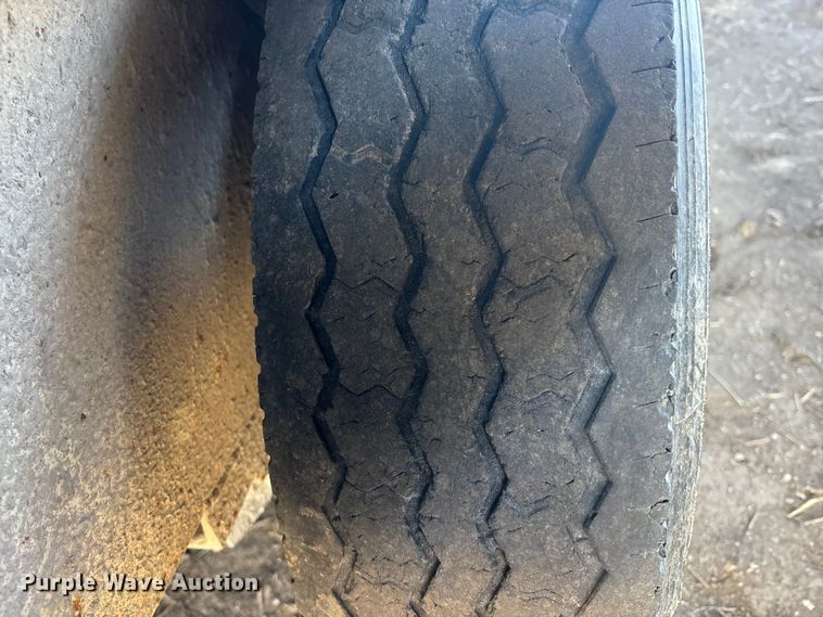 image for item DU6930 2014 Donahue SS-720-4N livestock trailer