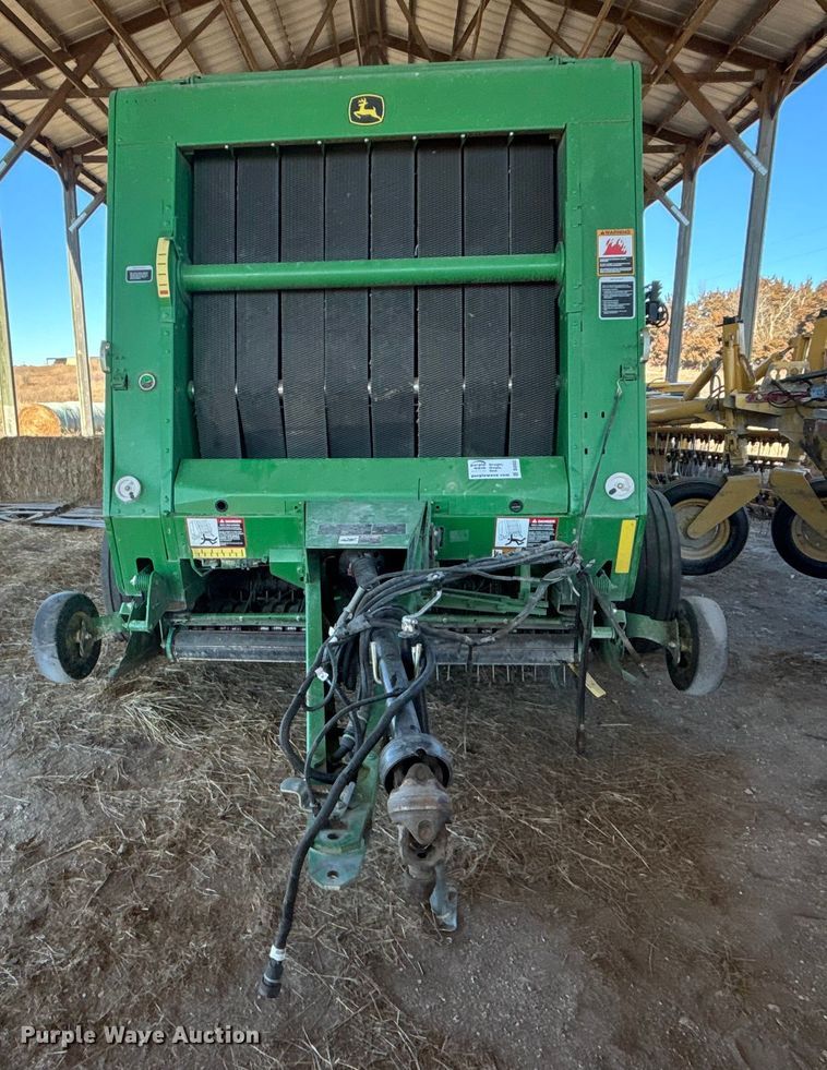 image for item DU6932 John Deere 568 round baler