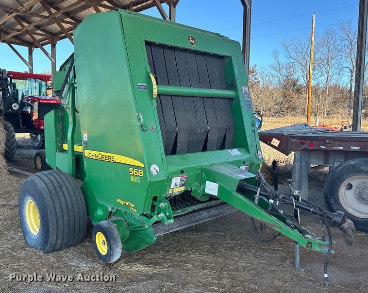 image for item DU6932 John Deere 568 round baler