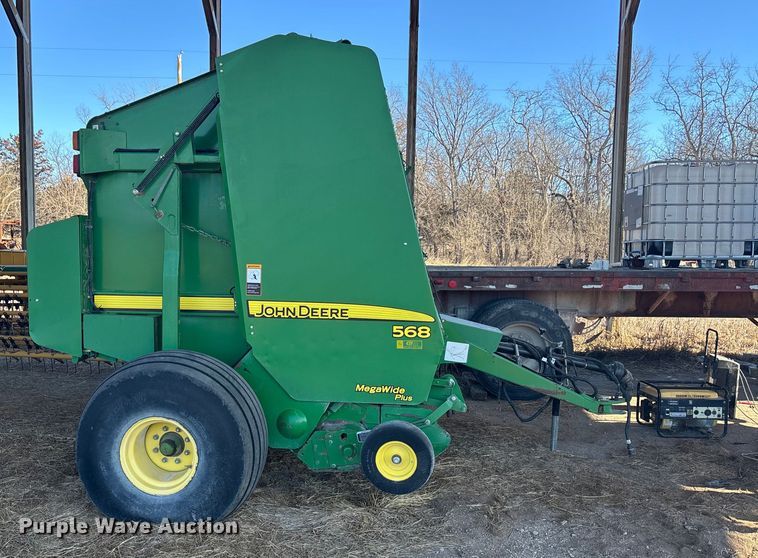 image for item DU6932 John Deere 568 round baler