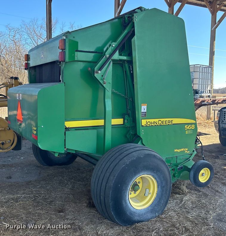 image for item DU6932 John Deere 568 round baler