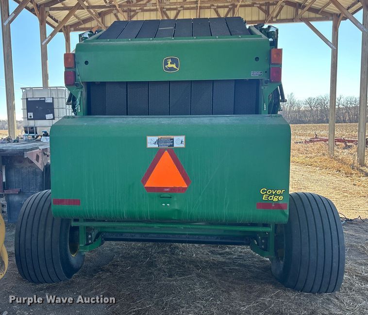 image for item DU6932 John Deere 568 round baler