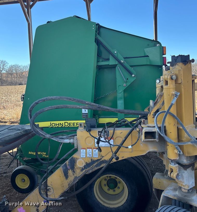 image for item DU6932 John Deere 568 round baler