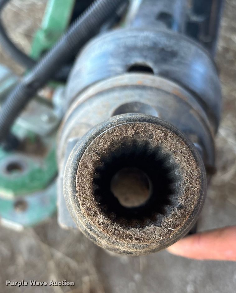 image for item DU6932 John Deere 568 round baler