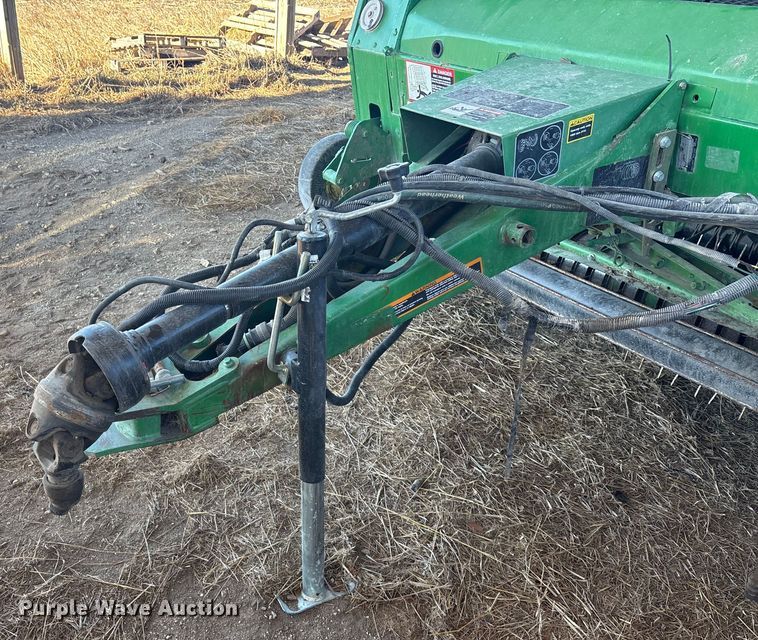 image for item DU6932 John Deere 568 round baler