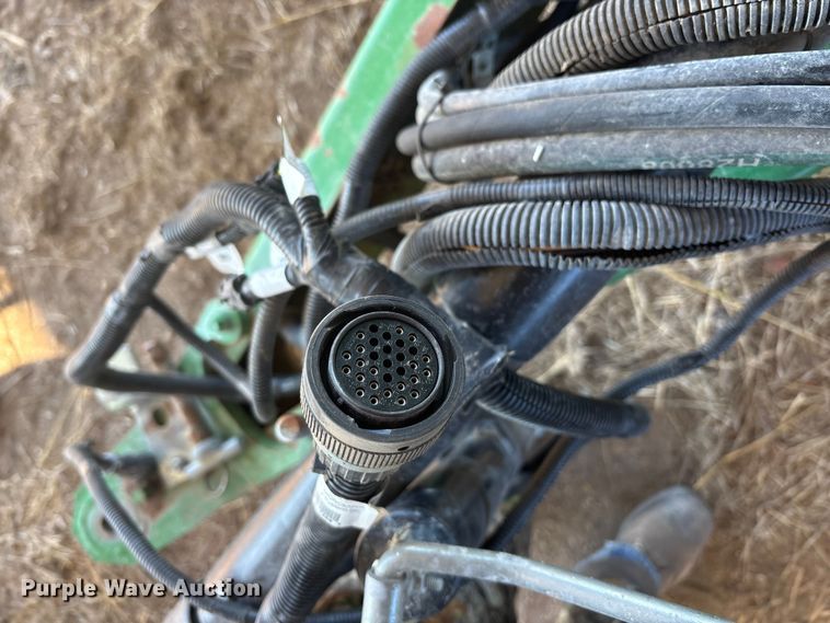 image for item DU6932 John Deere 568 round baler