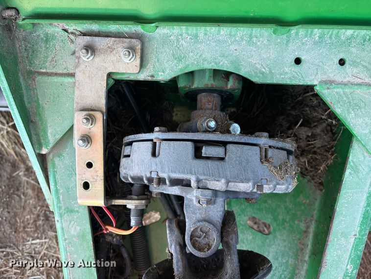 image for item DU6932 John Deere 568 round baler
