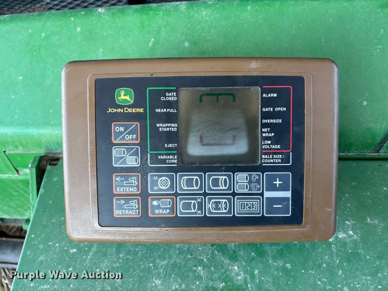 image for item DU6932 John Deere 568 round baler