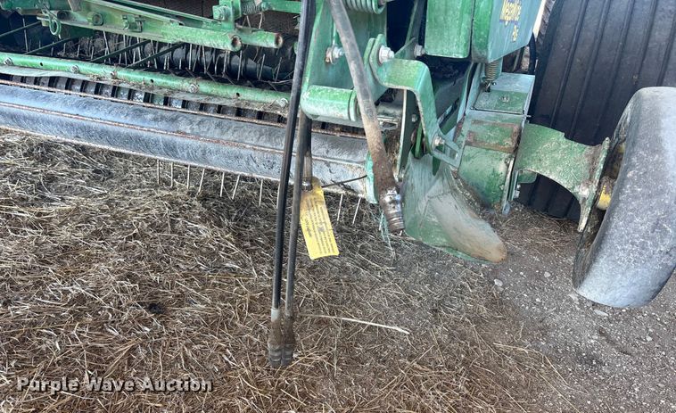 image for item DU6932 John Deere 568 round baler