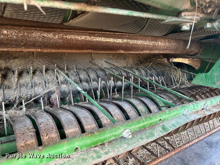 image for item DU6932 John Deere 568 round baler