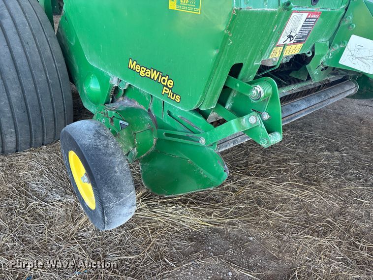 image for item DU6932 John Deere 568 round baler
