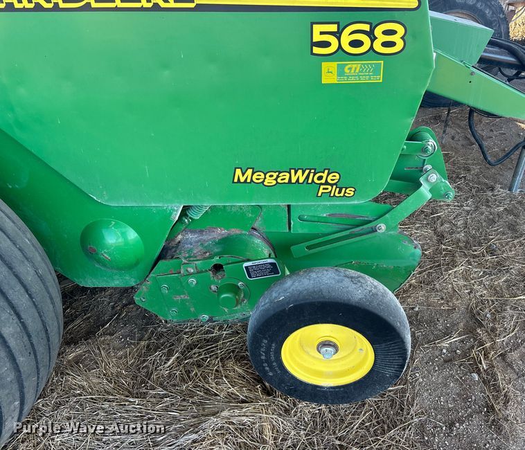 image for item DU6932 John Deere 568 round baler