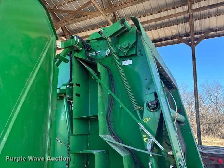 image for item DU6932 John Deere 568 round baler