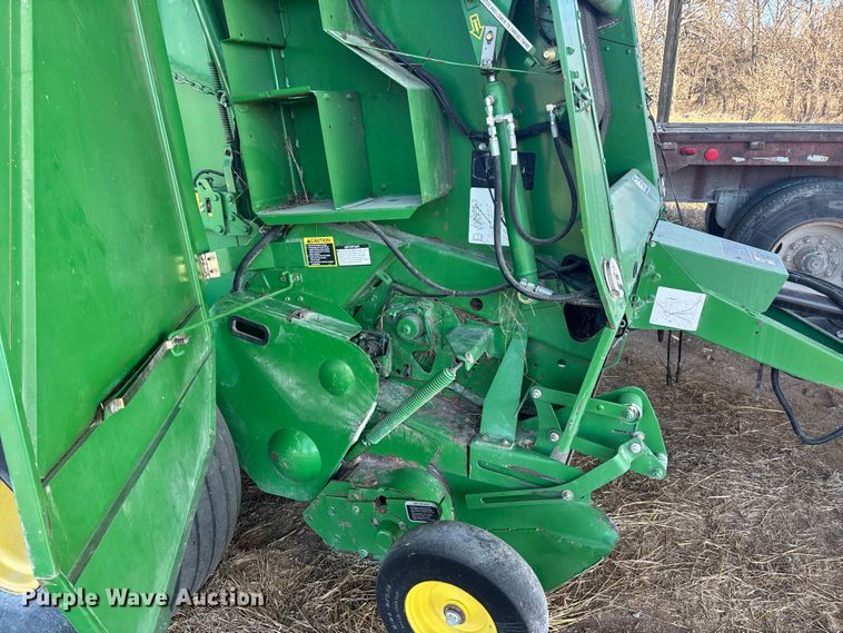 image for item DU6932 John Deere 568 round baler