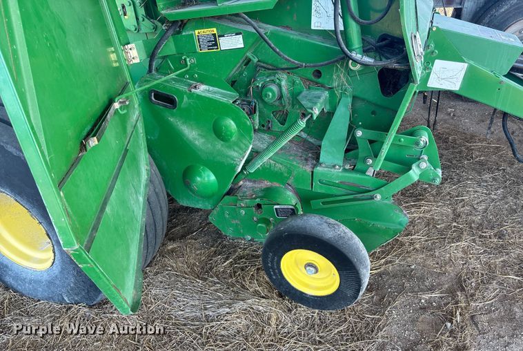 image for item DU6932 John Deere 568 round baler