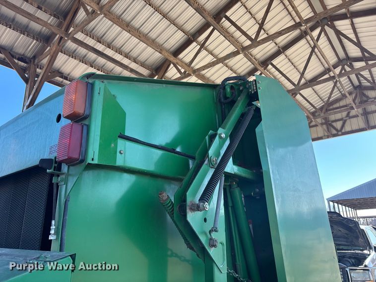 image for item DU6932 John Deere 568 round baler