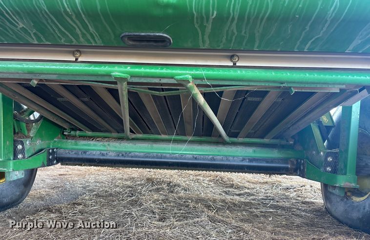 image for item DU6932 John Deere 568 round baler