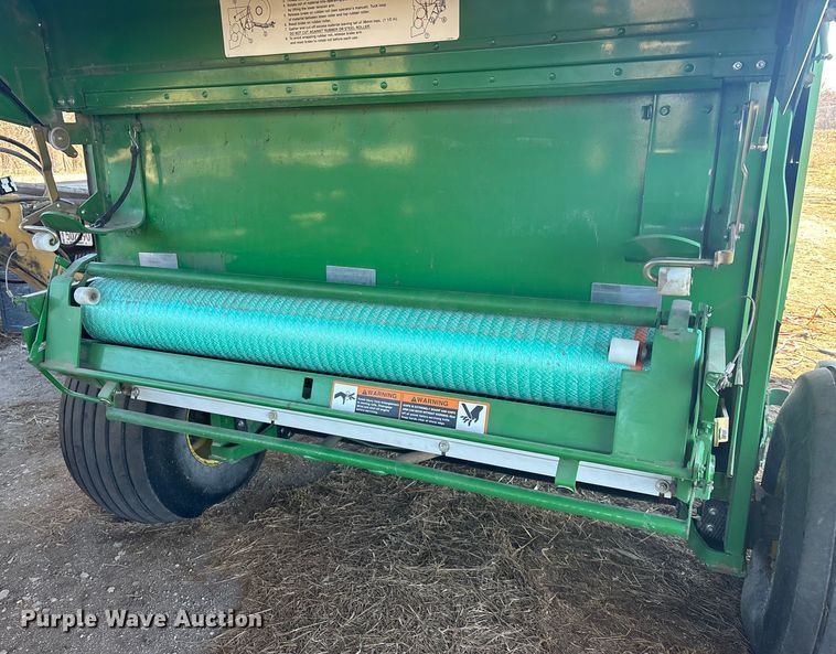 image for item DU6932 John Deere 568 round baler