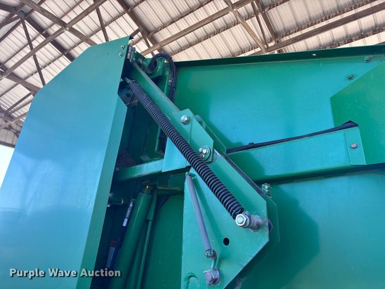 image for item DU6932 John Deere 568 round baler