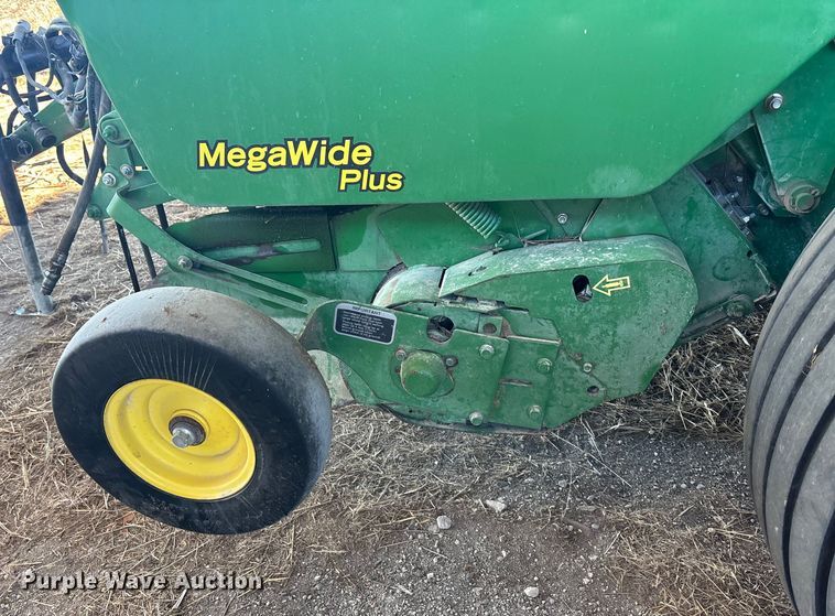 image for item DU6932 John Deere 568 round baler