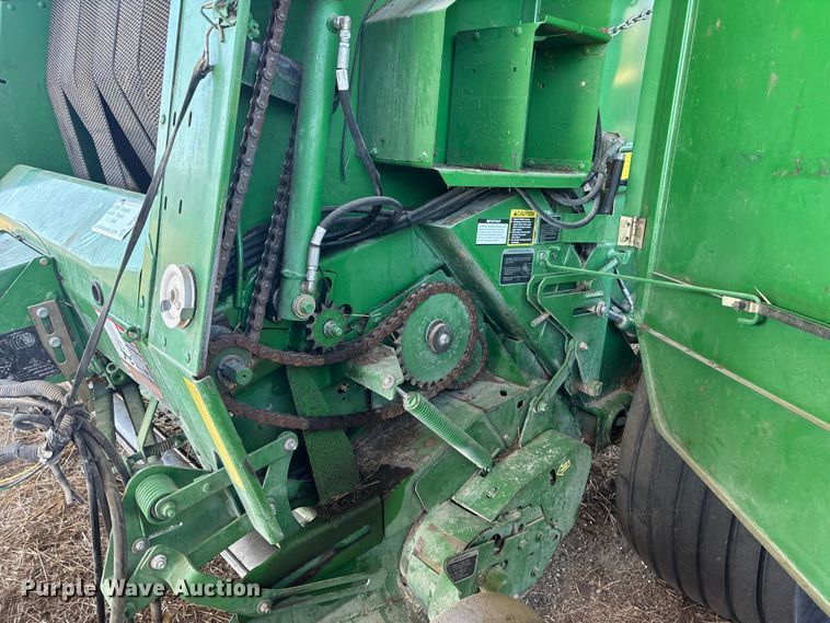 image for item DU6932 John Deere 568 round baler