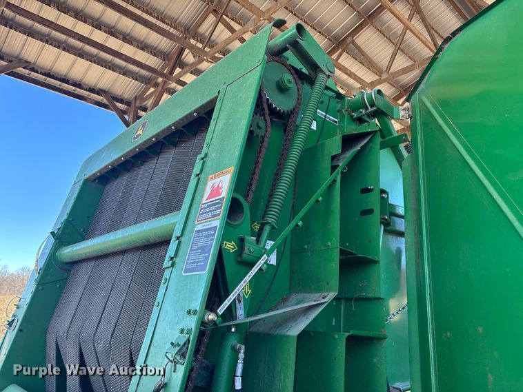 image for item DU6932 John Deere 568 round baler