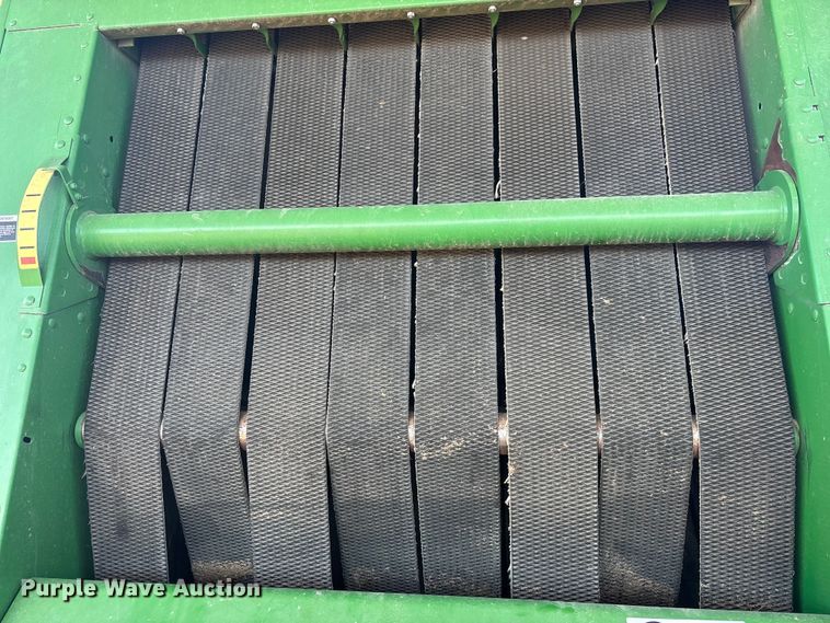 image for item DU6932 John Deere 568 round baler
