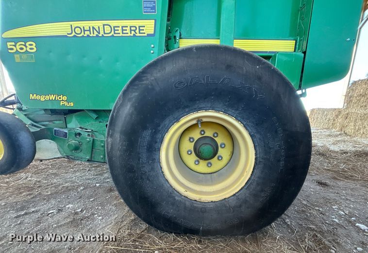 image for item DU6932 John Deere 568 round baler