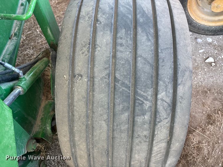 image for item DU6932 John Deere 568 round baler