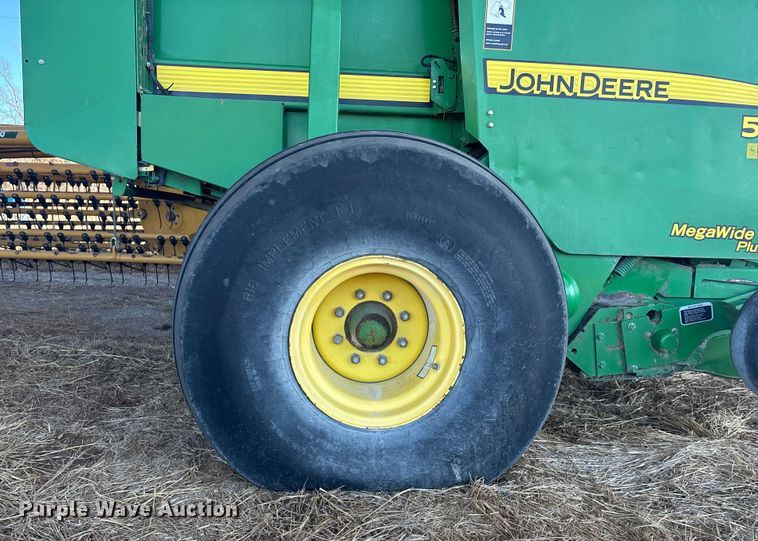 image for item DU6932 John Deere 568 round baler