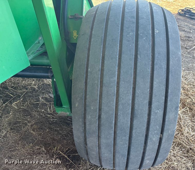 image for item DU6932 John Deere 568 round baler