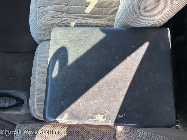 image for item DU6934 2001 Dodge Ram 2500 flatbed pickup truck