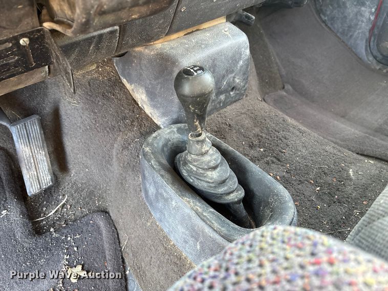 image for item DU6934 2001 Dodge Ram 2500 flatbed pickup truck