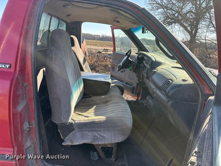 image for item DU6934 2001 Dodge Ram 2500 flatbed pickup truck