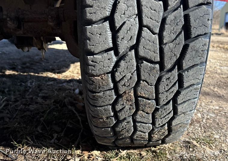 image for item DU6934 2001 Dodge Ram 2500 flatbed pickup truck