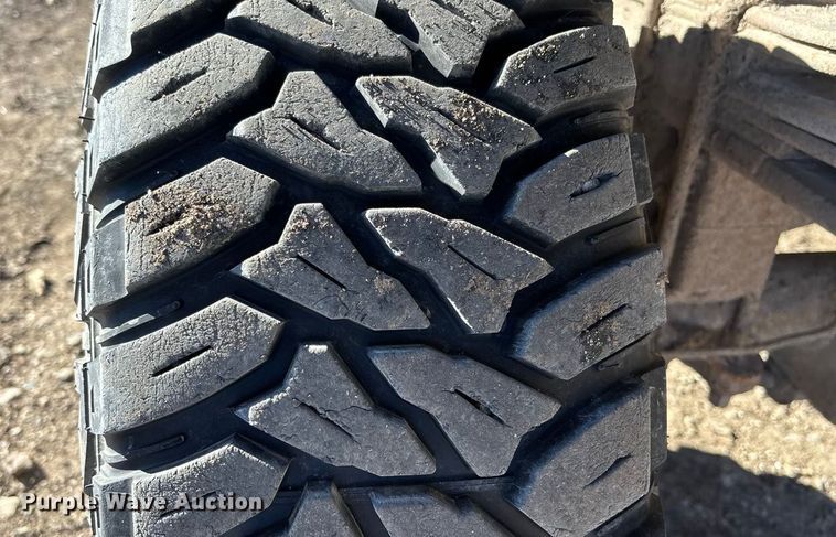 image for item DU6934 2001 Dodge Ram 2500 flatbed pickup truck