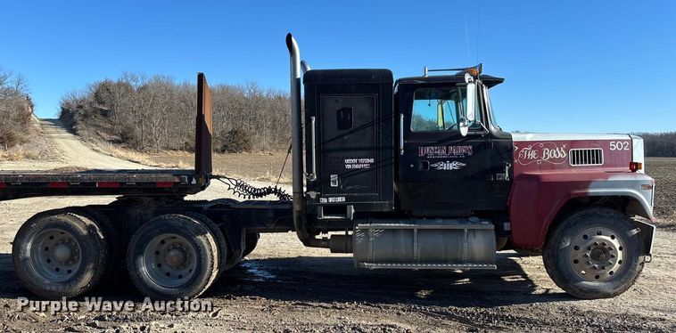 image for item DU6937 1994 Ford LTL9000 semi truck