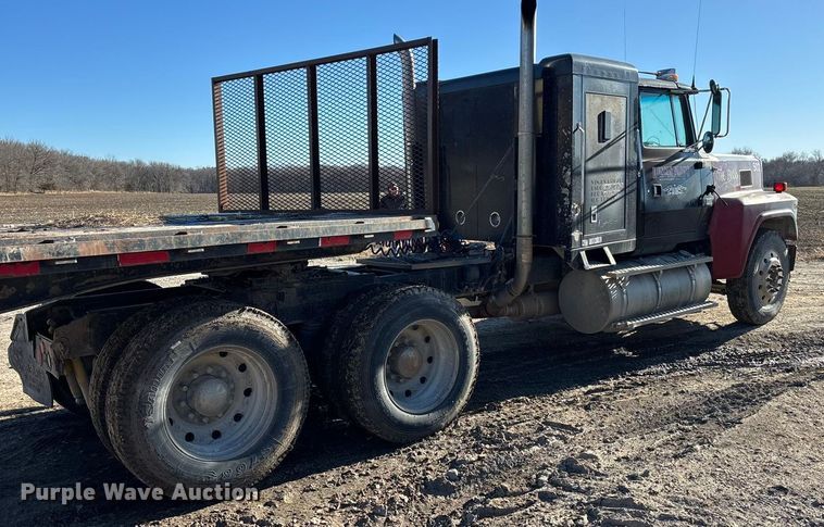 image for item DU6937 1994 Ford LTL9000 semi truck