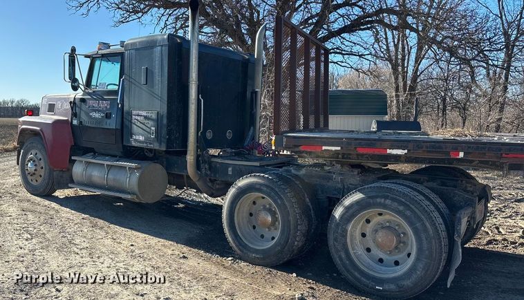 image for item DU6937 1994 Ford LTL9000 semi truck