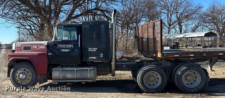 image for item DU6937 1994 Ford LTL9000 semi truck