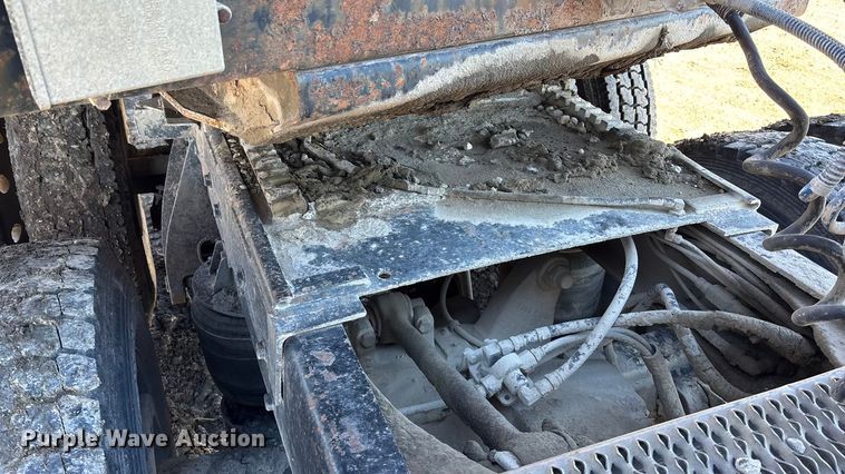 image for item DU6937 1994 Ford LTL9000 semi truck