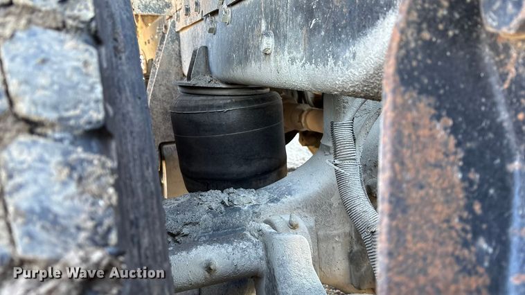 image for item DU6937 1994 Ford LTL9000 semi truck